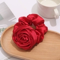 Eleganter roter Satin-Rosen-Haargummi auf Holztablett im französischen Vintage-Stil - Burgunderrot