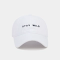 Détail en gros plan de la broderie 'STAY WILD' sur la casquette en coton blanc - Blanc