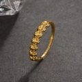 Anello dorato in stile gotico con una fila continua di teschi dettagliati in metallo - Aperto Regolabile / Fascia con teschi imitazione oro (S323)