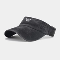 Detail eines schwarzen Visors aus gewaschener Baumwolle mit Kronenstickerei - Verstellbar / Schwarz
