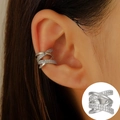 Ασημένιο διπλό X-cross σκουλαρίκι ear cuff με ζιργκόν φορεμένο σε μοντέλο - Ασημί (12004)