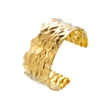 Detail van een brede gouden manchetarmband met een gehamerde textuur en glanzende afwerking - Gehamerde Brede Stijl