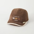 Dettaglio del ricamo con orsetti e scritta Happy Day sul cappellino marrone per neonati - 50cm (1-3 anni) / caffè