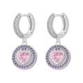 Détail macro de boucles d'oreilles argentées avec cœur rose et halo de cristaux mauves - Platine/Cercle Violet Cœur Rose