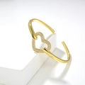 Dettaglio di bracciale a cuore dorato con pavé di zirconi su fascia minimalista - Oro Stile 5 (Ciondolo a Cuore)