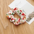 Vue détaillée du chouchou de Noël blanc avec motifs de chapeaux et cadeaux festifs - Cadeau de Noël Blanc