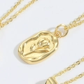 Elegante collana dorata con ciondolo ovale a rilievo di tulipano e finitura lucida - Fiore