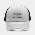 Zweifarbige Trucker-Kappe mit Netzrücken und Thick Thighs x Thin Patience Stickerei - Hellgrau + Schwarzes Mesh