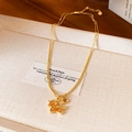 Detail einer goldenen Doppelschichtkette mit bernsteinfarbenem Einhorn und Kleeblatt - 33# Gold - Doppelschicht Einhorn