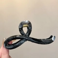 Détail de la pince à cheveux en acrylique marbré avec ressort en métal doré - Motif de Marbre Noir Gris (Noir)