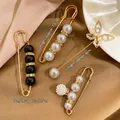 Spille in lega dorata con perle e strass su elegante tessuto di raso champagne - Stile Farfalla (A20-3)