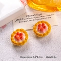 Vue macro de breloque tartelette fraise 1,4x2,2cm pour accessoires bijoux DIY créatifs - Gâteau au Fromage et à la Fraise