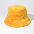 Primer plano del sombrero de pescador de piel sintética amarilla con textura de felpa gruesa - M (56-58cm) / Amarillo