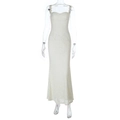 Detailansicht der zarten weißen Blumenspitze an einem eng anliegenden langen Slipkleid - XS / Gelb