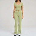 Saliegroene yoga set met V-kruis hoge taille flare legging en een crop topje - S / Bonengroen