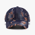 Casquette de baseball en denim bleu foncé délavé avec trous vintage et détails orange rétro - Denim bleu foncé avec surpiqûres orange
