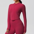 Détail de la veste de sport rouge baie avec col montant et legging sans couture - Rouge carmin