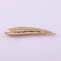 Pinza para el pelo minimalista dorada con textura metálica martillada sobre fondo púrpura - Dorado