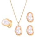Conjunto de joyas de perlas barrocas doradas con collar, anillo y pendientes elegantes - Juego de joyas de perlas artificiales barrocas, 3 piezas / Dorado