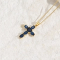 Collana a croce minimalista in oro con gemme ovali blu profondo e catenina sottile - Blu