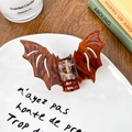 Brown tortoiseshell bat wing hair claw clip in high-quality acetate on a ceramic plate - 8.5cm / Red Black
