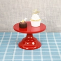 Soporte redondo de metal rojo para tartas con un cupcake y un postre de chocolate - Bajo 20cm / Rojo