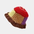 Gros plan détaillé sur le motif au crochet fait main et le bord ondulé du chapeau bob coloré - M (56-58cm) / Rouge + Bord Marron