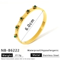Dettaglio di bracciale a fiori in oro 18 carati con pietre verdi e perle su bianco - Stile Centro Fiore Verde (NB-B6222)