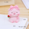 Rosa Sparschwein aus Harz mit Schleife und Rose für Büro oder Auto, 5.3x4cm groß - XY013D Großes Schwein mit Schleife