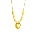 Collana in acciaio al titanio dorato con ciondolo a cuore e piccole perline quadrate su sfondo bianco - Stile Cuore 3D (N1229) / Oro