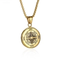 Collier avec pendentif boussole Viking pour homme en finition dorée sur fond blanc pur - Boussole Or