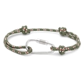 Makroaufnahme vom grünen RPET-Seilarmband mit silbernem D-Ring-Verschluss aus Metall - Nr. 02 Grün mit rot-weißen Punkten