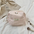 Detailansicht der rosa Spitze Kosmetiktasche mit Blumenakzent und gewebtem Markenlabel - Klein (15x11x10cm) / Rosa