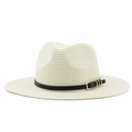 Vue détaillée du chapeau de paille à bord large avec tresse fine et ruban en cuir à boucle - Blanc Lait