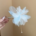 Épingle à cheveux avec fleurs en maille dégradé bleu et pompon doré avec perles - Dégradé Bleu Blanc (Vert Clair)