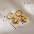 Gesteppte Herzohrringe aus goldenem Edelstahl mit detaillierten Maßen und Gewichtsangaben - Gestepptes Herz