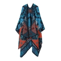 Ethnischer Strick-Poncho mit geometrischen Mustern in Blau und Orange auf weißem Grund - Ethnisches Rautenmuster - Seeblau