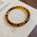 Minimalist amber tortoiseshell acrylic round bangle bracelet with golden resin texture - Thick Leopard Print Style / Brown
