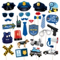 Set di 30 accessori per foto a tema polizia con distintivi e cappelli su sfondo bianco - Set da 28 pezzi a tema polizia (L-00501)