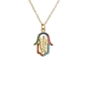 Goldene Hamsa-Kette mit St. Judas-Anhänger und Regenbogen-Zirkonia auf weißem Grund - St. Jude Figur Stil (CB00255cx)