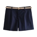 Short femme bleu marine avec une fine ceinture kaki clair sur fond blanc pur - Bleu marine