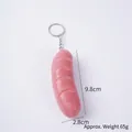 Realistischer Schlüsselanhänger Grillwurst in Fleischrosa mit Textur und Metallring - Ungefärbter Hotdog - Schlüsselanhänger-Stil