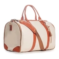 Große beige Reisetasche mit braunem Lederbesatz und Quastendetail auf weißem Hintergrund - Beige