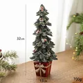 Grüner Harz-Weihnachtsbaum mit Schnee und roten Beeren auf Geschenkbox-Basis, 32cm - Weihnachtsbaum groß