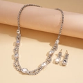 Elegante set di collana e orecchini con strass quadrati su espositore rosa chic - Argento (Set da due pezzi)