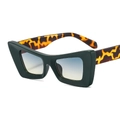 Occhiali da sole cat-eye con montura verde scuro opaco e stanghette tartarugate - C7 Montatura Verde Aste Leopardate Lenti Tè Verde Sfumato