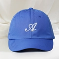 Königsblaue Baumwoll-Baseballkappe mit weißem A-Sticklogo und gebogenem Schirm - Verstellbar / Königsblau