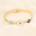 Makro-Detail von goldenem Emaille-Bügelarmband mit bösem Blick auf weißer Seide - Drei Runde Böser Blick Offener Stil (1#)