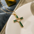 Squisita collana a croce placcata in oro con zirconi verdi e centro a forma di cuore - Oro Verde Zircone