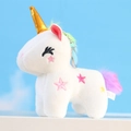 Dettaglio di portachiavi unicorno di peluche bianco con corno dorato e criniera arcobaleno - 12cm x 10cm / Bianco